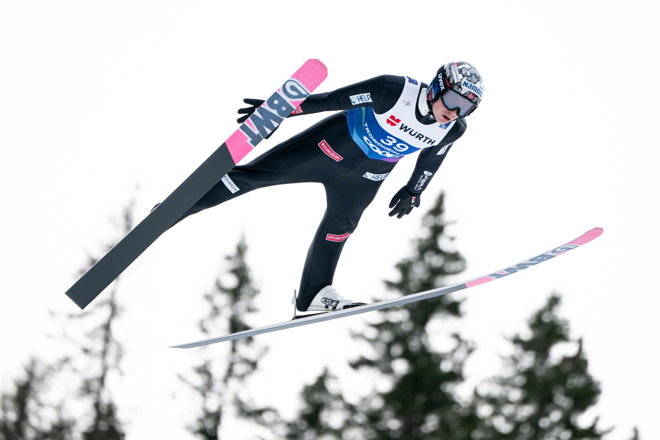 Ein Skispringer in der Luft