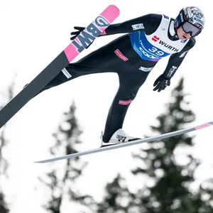 Ein Skispringer in der Luft