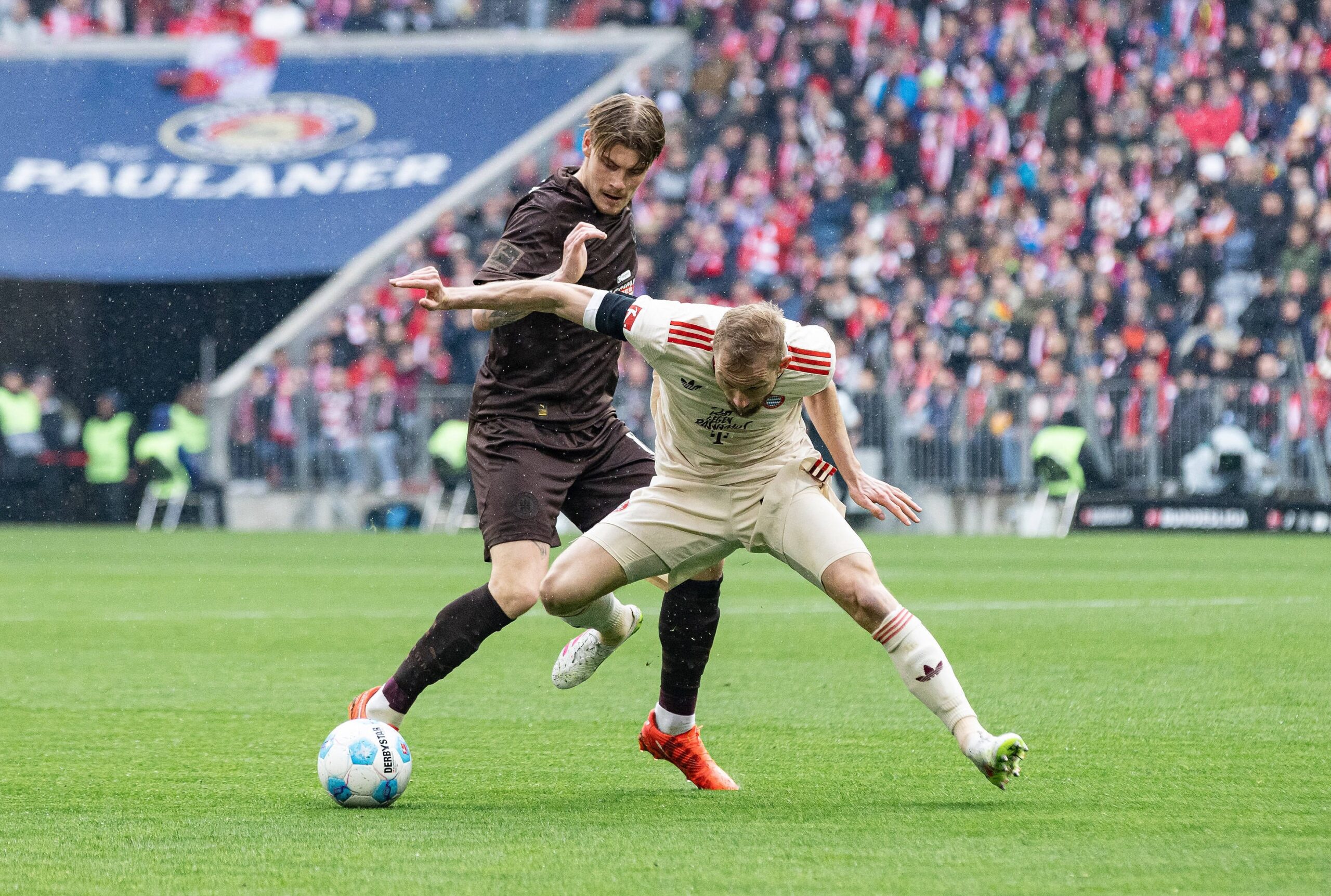 Eric Smith gegen Konrad Laimer