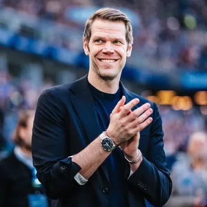 HSV-Finanzvorstand Eric Huwer klatscht im Volksparkstadion in die Hände.