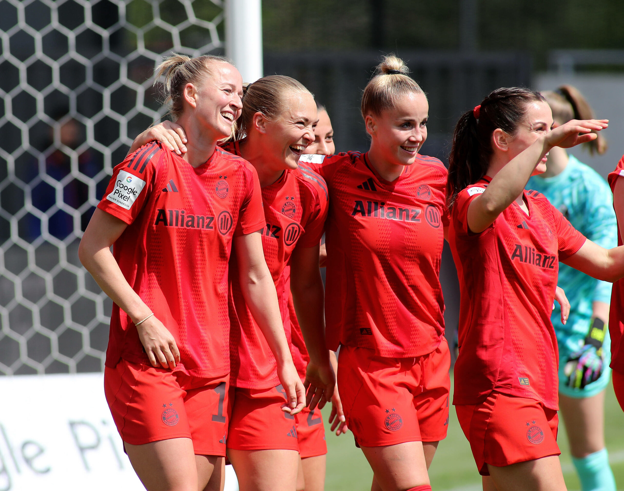Lea Schüller, Magdalena Eriksson und Giulia Gwinn jubeln gemeinsam