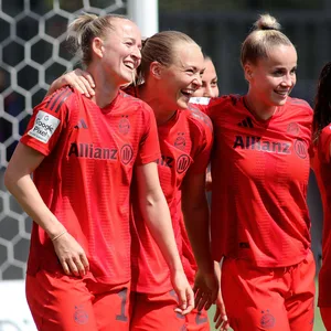 Lea Schüller, Magdalena Eriksson und Giulia Gwinn jubeln gemeinsam
