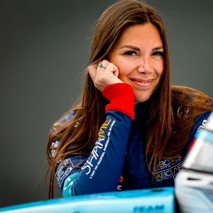 Laura Villars (28) posiert in ihrem Rennanzug.