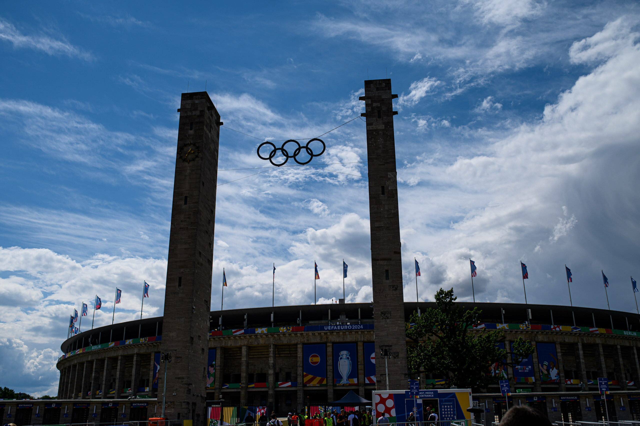 Die Olympia-Ringe in Berlin vor dem Olympiastadion