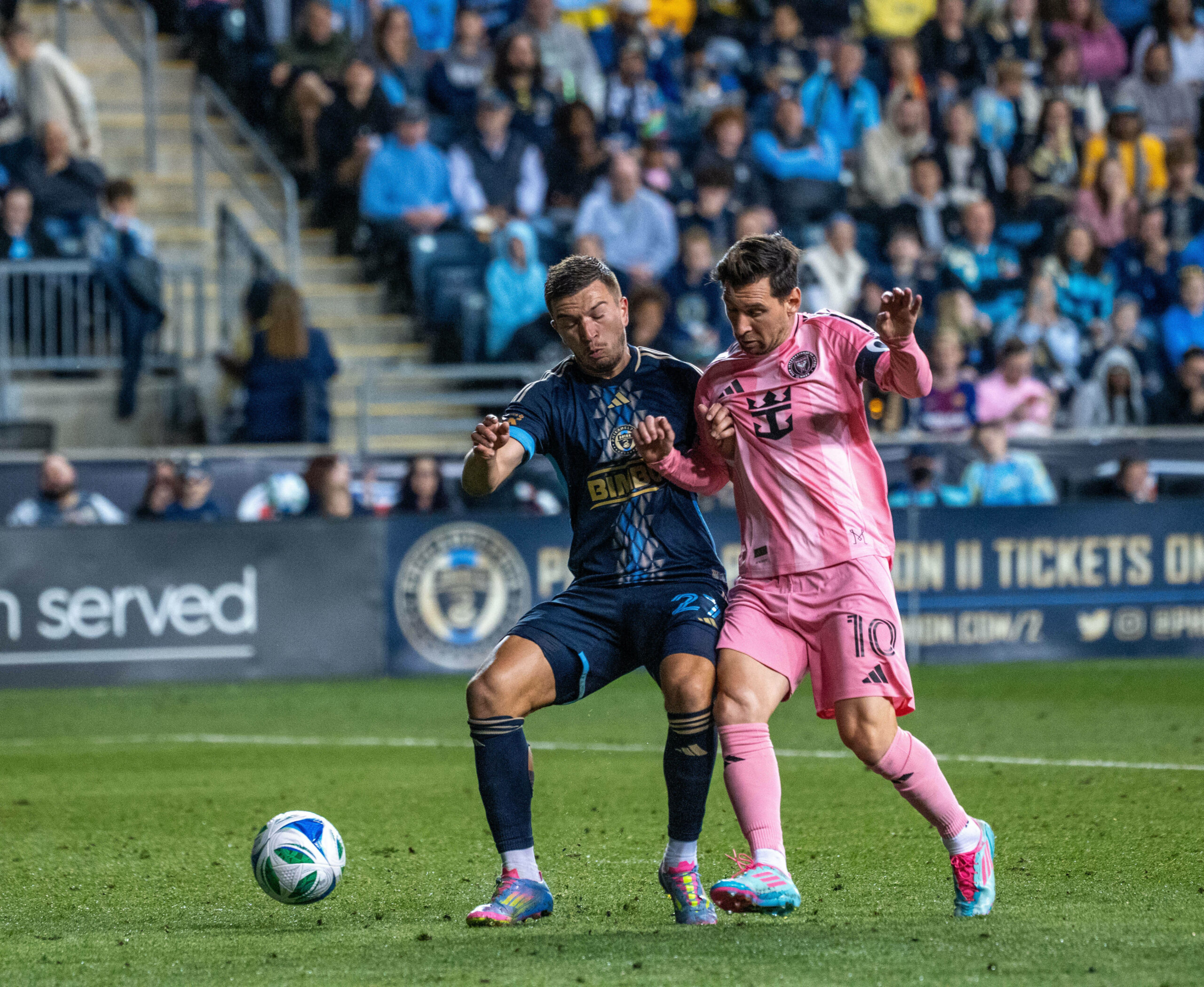 Kai Wagner (Philadelphia Union, l.) im Zweikampf mit Lionel Messi (Inter Miami, r.)