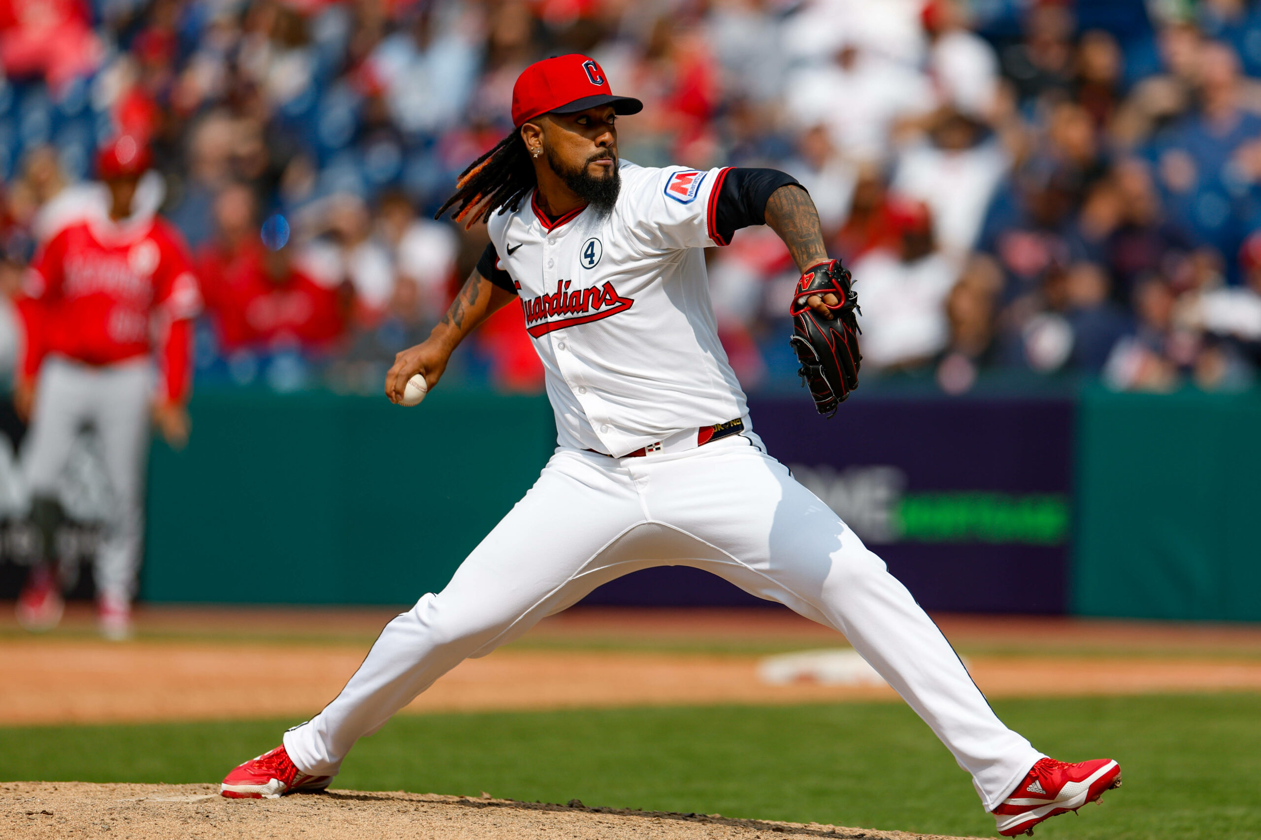 Cleveland Guardians-Pitcher Emmanuel Clase setzt zum Pitch in einem MLB-Spiel an