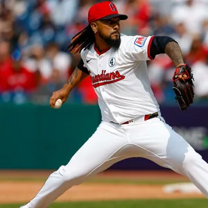 Cleveland Guardians-Pitcher Emmanuel Clase setzt zum Pitch in einem MLB-Spiel an