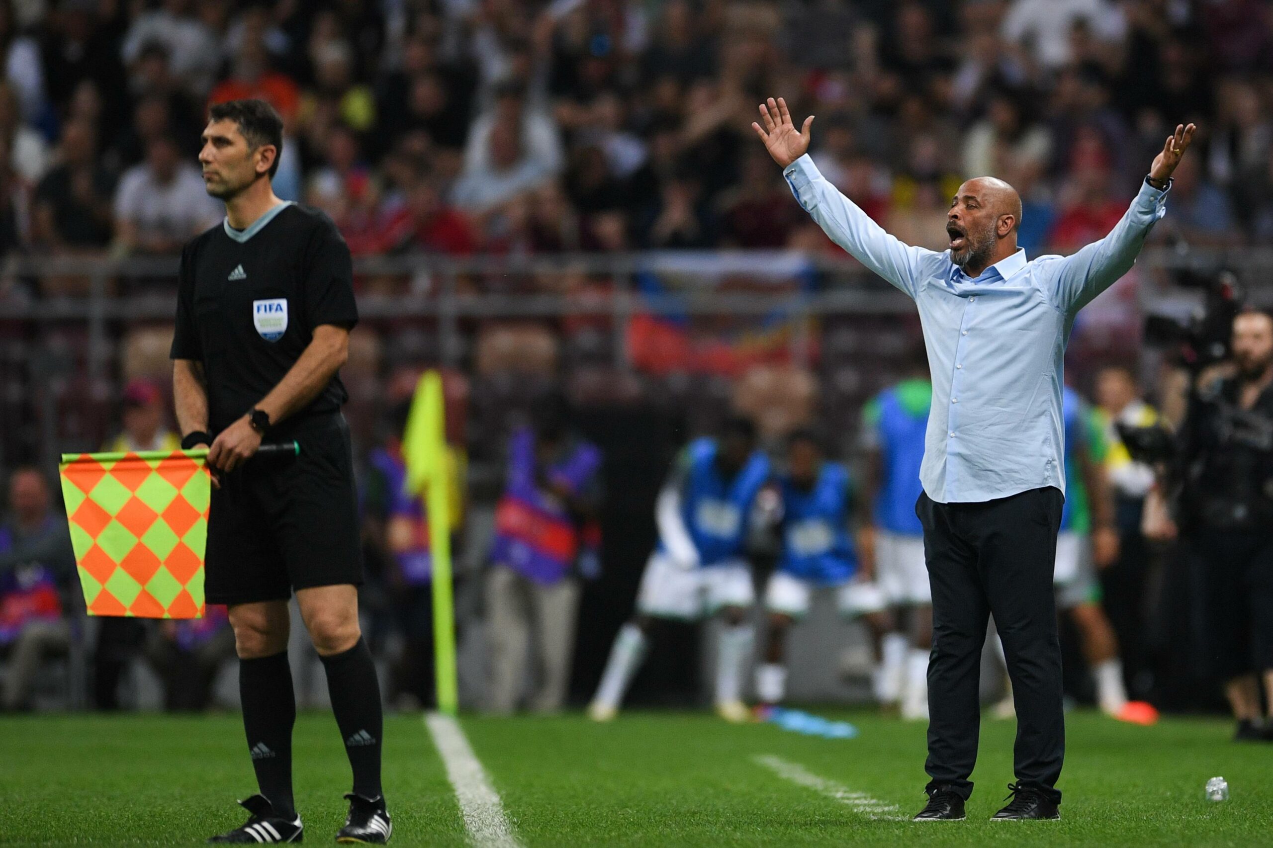 Nigerias Nationaltrainer Eric Chelle beschwert sich in der Coaching Zone