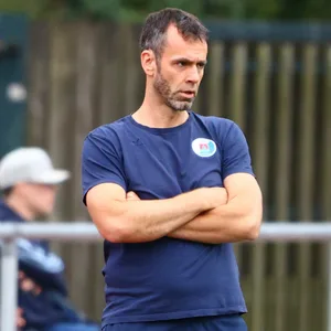 Martin Düsing, Trainer des VfL Pinneberg (hier bei einem Testspiel im Sommer), war nicht angetan vom Ausfall des Flutlichts.