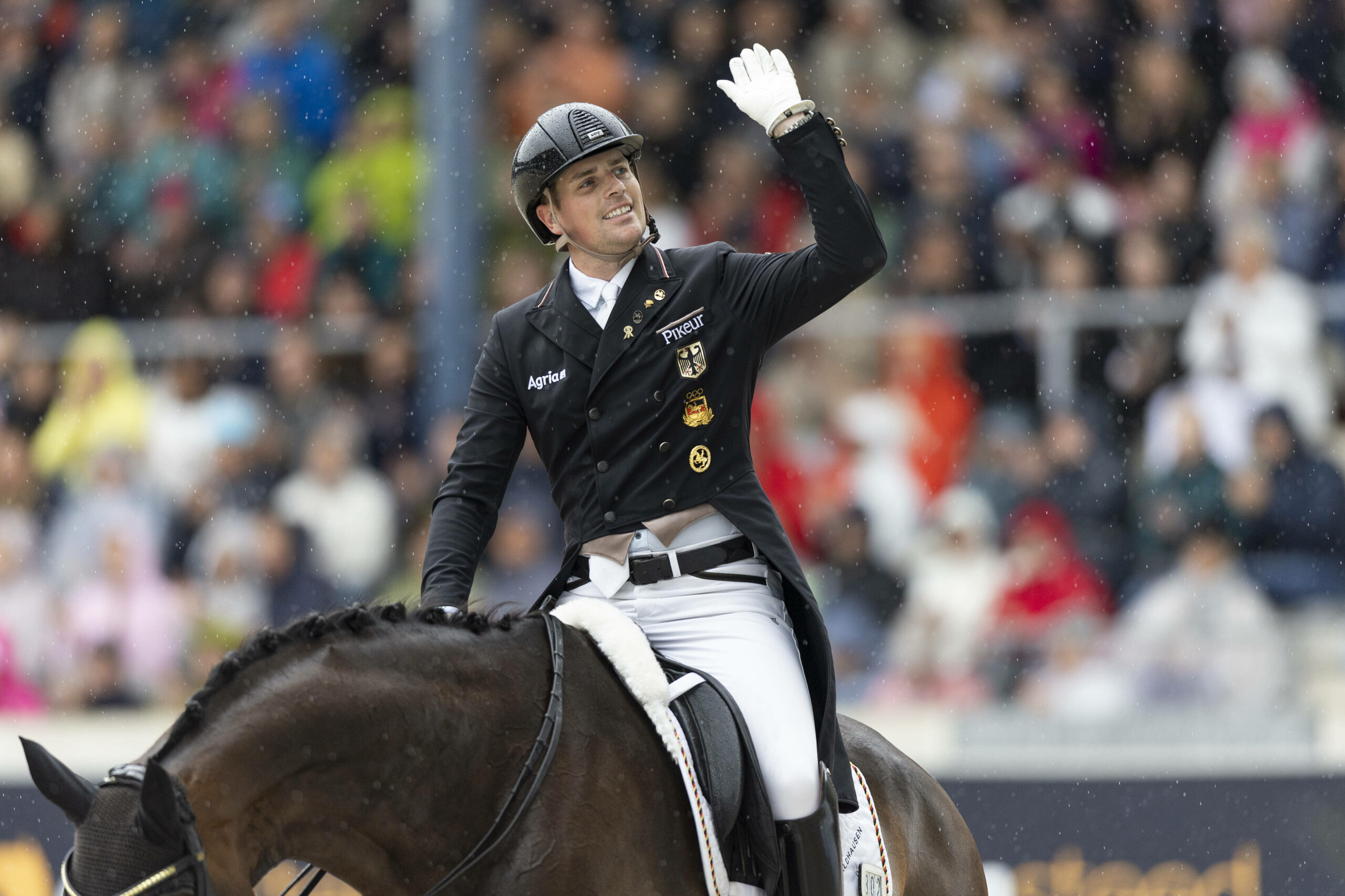 Dressur-Olympiasieger Frederic Wandres, auf seinem Pferd Bluetooth, winkt dem Publikum zu