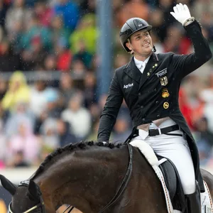 Dressur-Olympiasieger Frederic Wandres, auf seinem Pferd Bluetooth, winkt dem Publikum zu