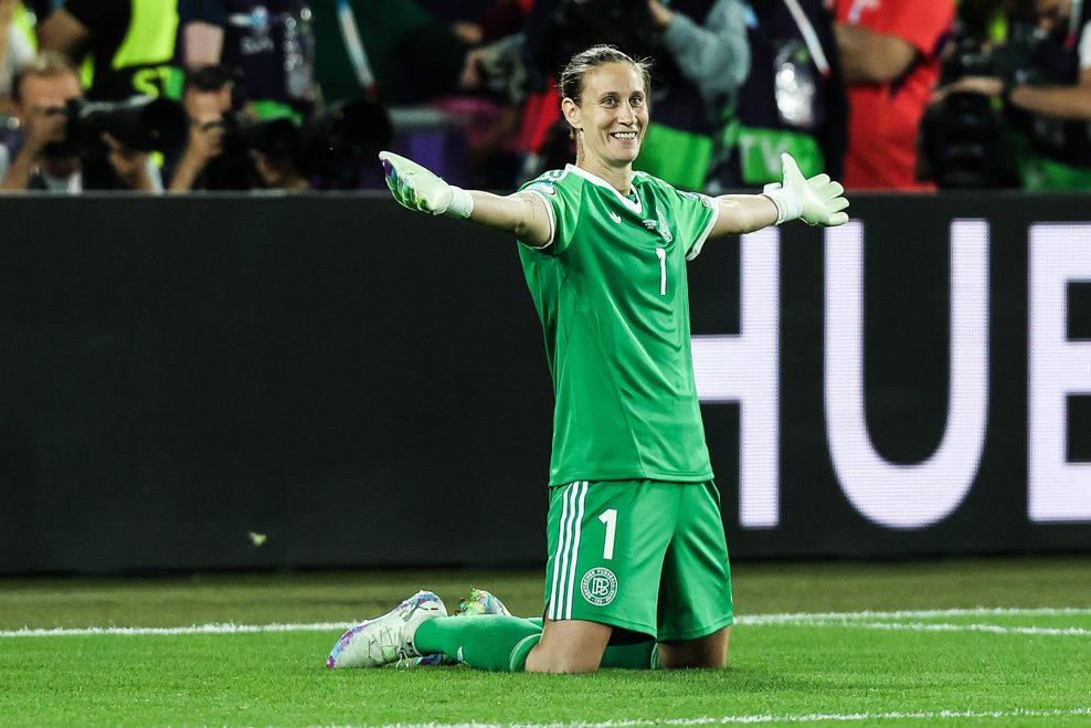 Ann-Katrin Berger jubelt nach dem gewonnen Elfmeterschießen im EM-Viertelfinale gegen Frankreich, bei der EM im Sommer 2025