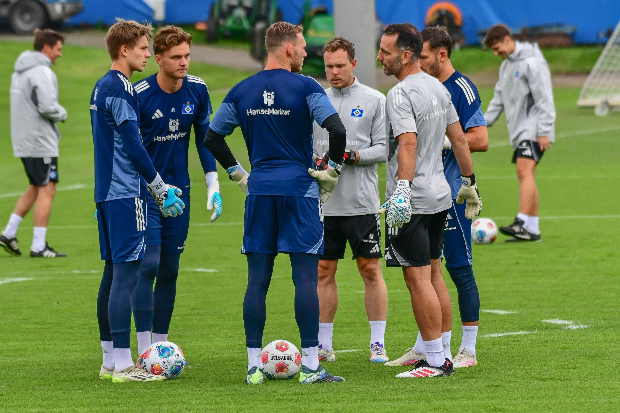 Colin Poppelbaum, Fernando Dickes, Daniel Peretz, Tino Dehmelt, Sven Höh und Daniel Heuer Fernandes auf dem Trainingsplatz im Kreis