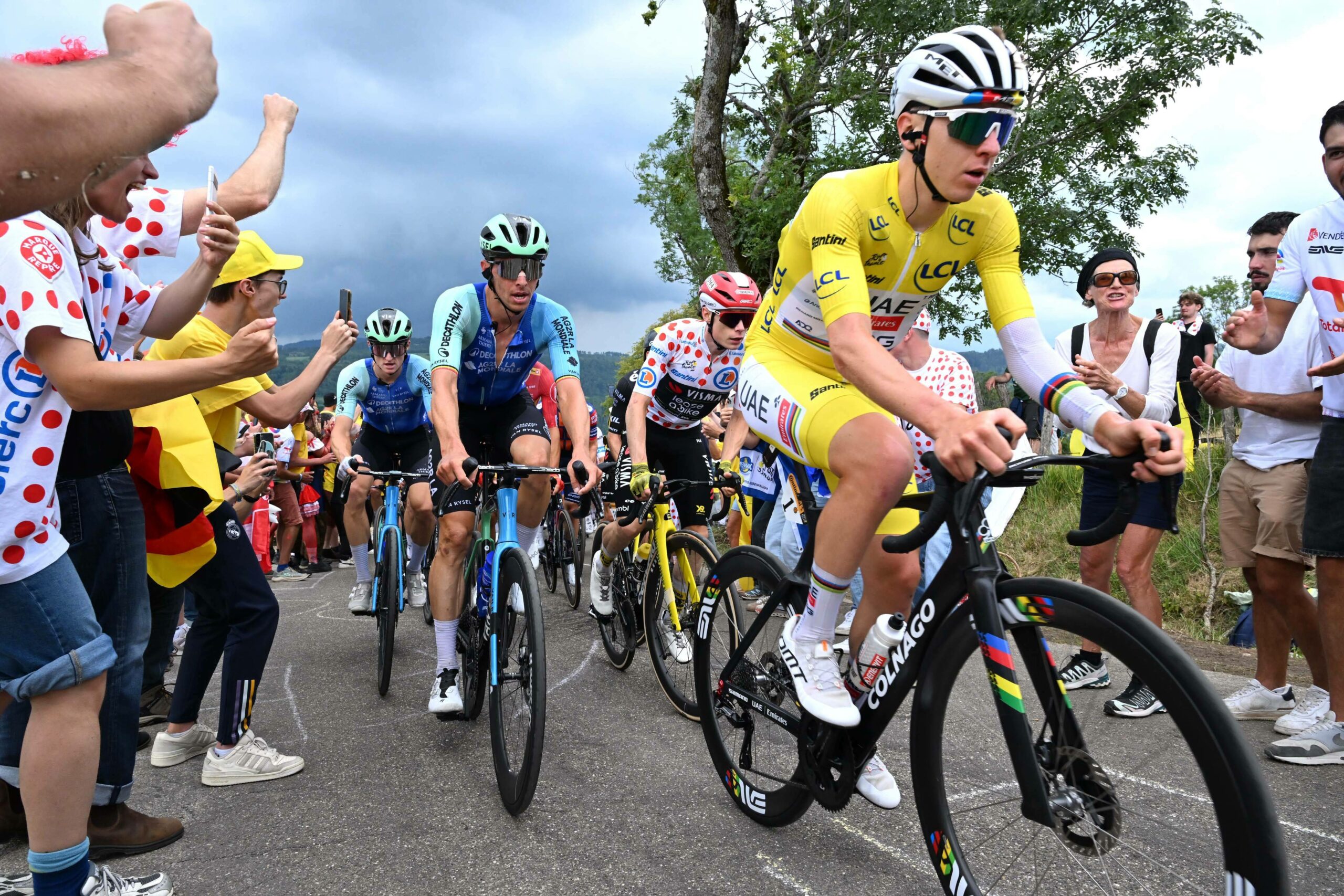 Tadej Pogacar bei einem Anstieg der Tour 2025