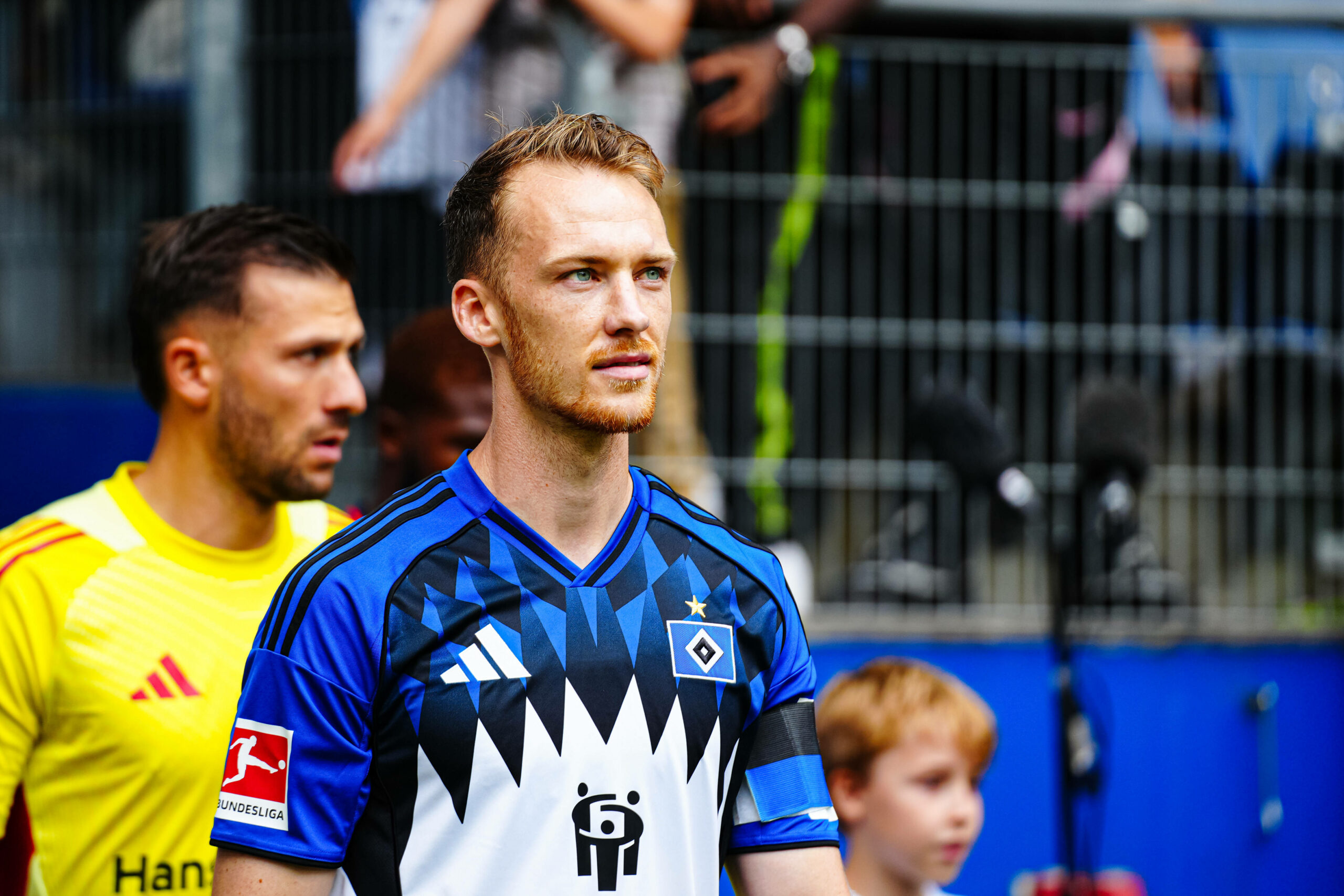 Sebastian Schonlau lächelt beim Einlaufen ins Volksparkstadion