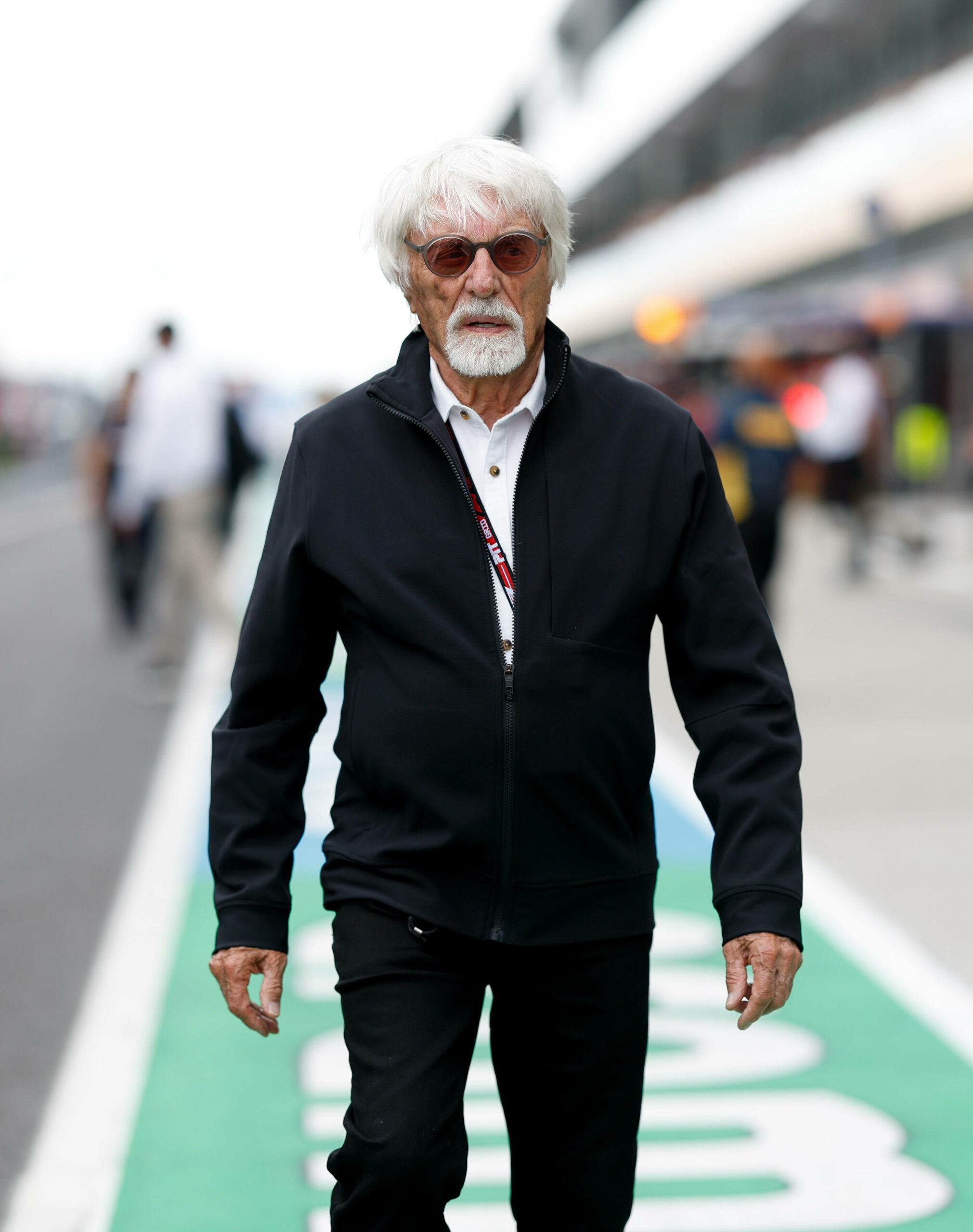 Bernie Ecclestone (95) läuft durch die Boxengasse