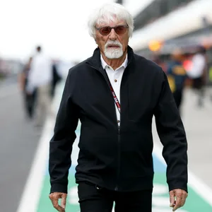 Bernie Ecclestone (95) läuft durch die Boxengasse