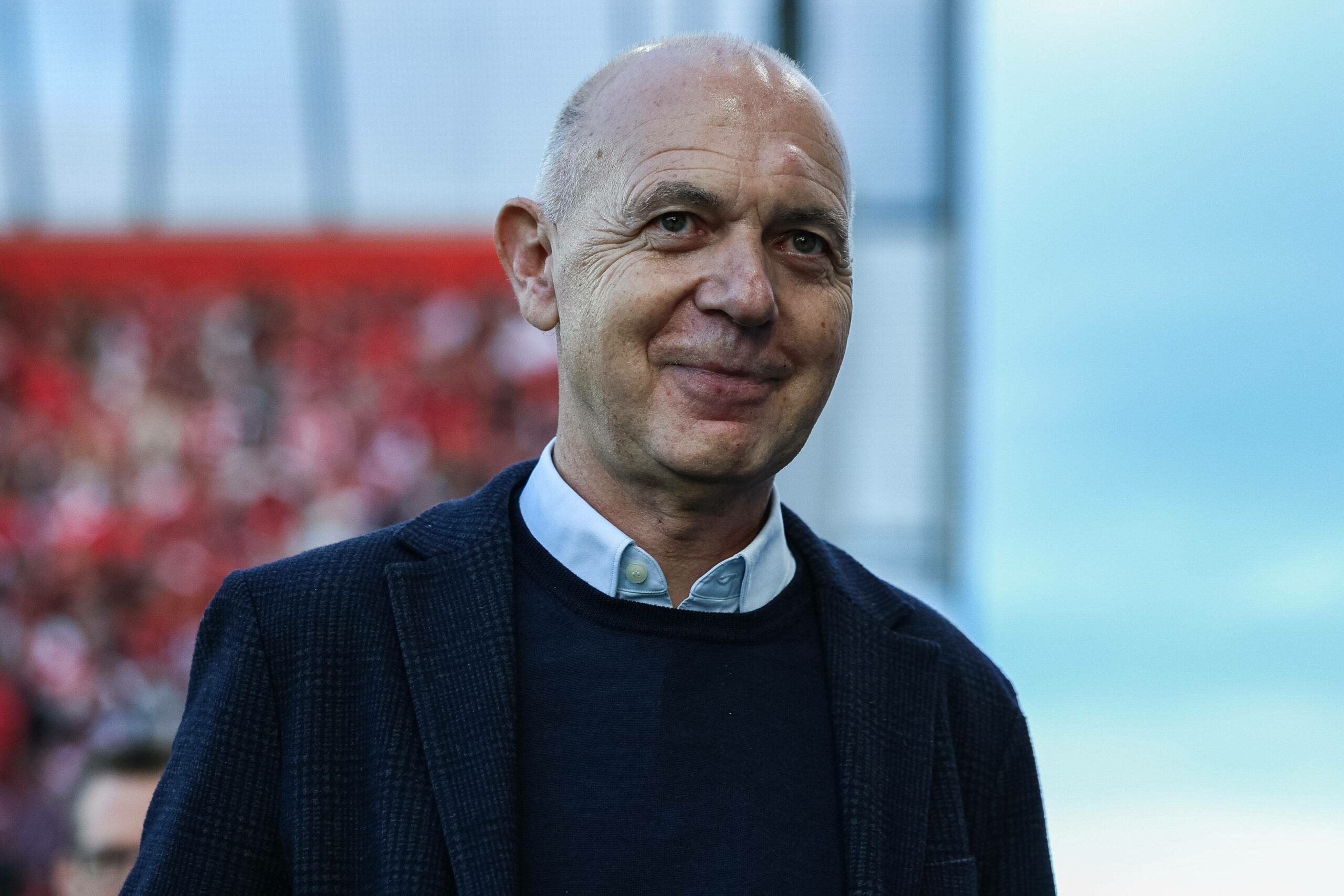 DFB-Präsident Bernd Neuendorf lächelnd bei einem 3. Liga-Spiel