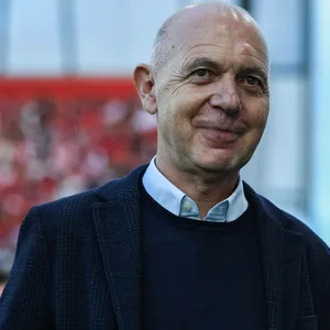 DFB-Präsident Bernd Neuendorf lächelnd bei einem 3. Liga-Spiel