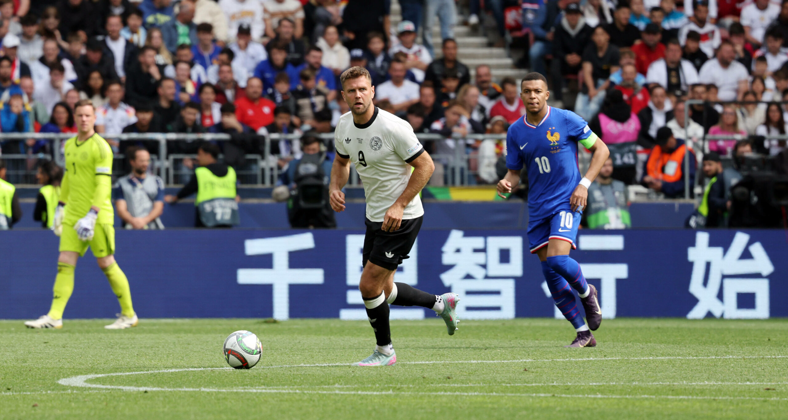 Niklas Füllkrug dribbelt am Ball