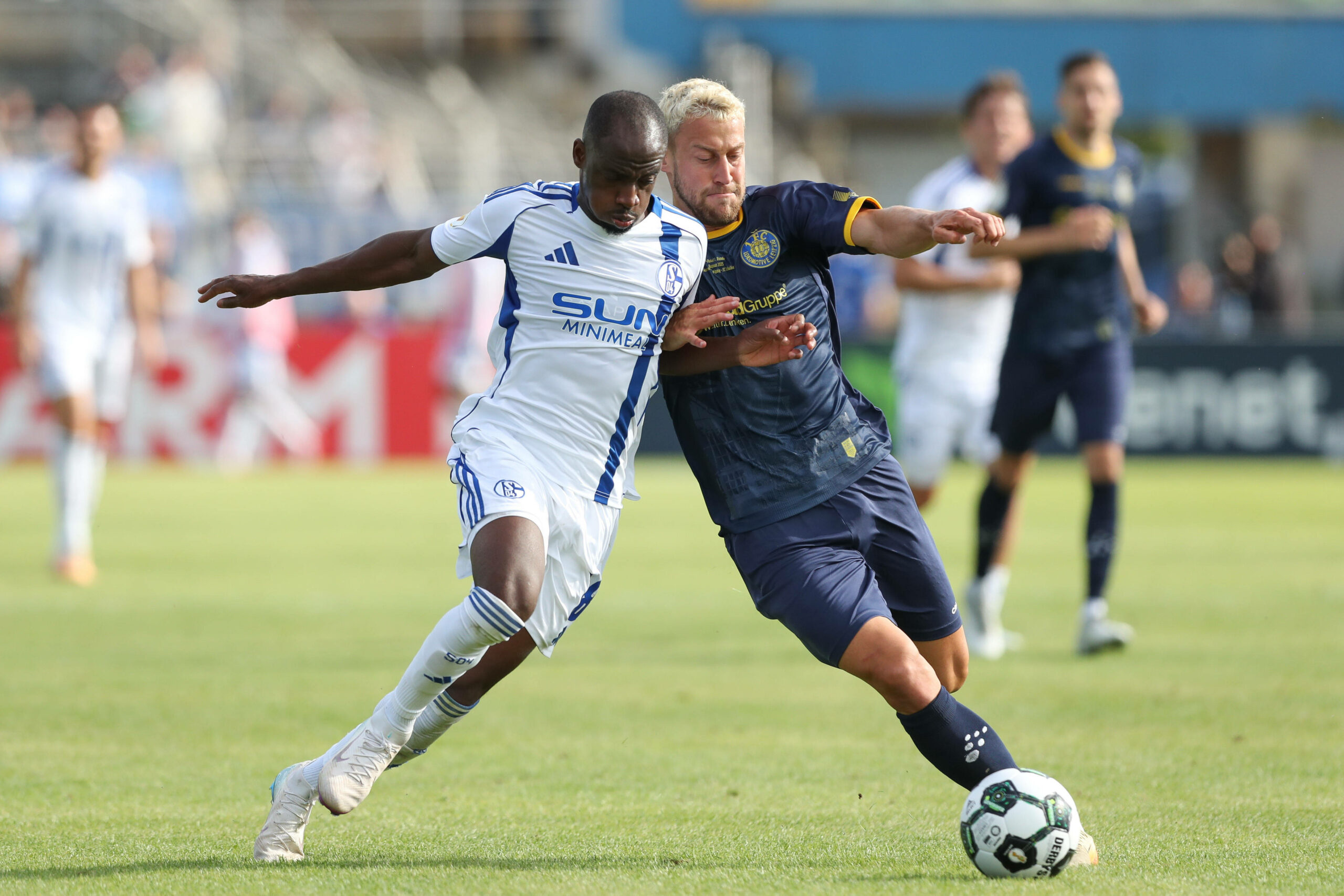 Christopher Antwi-Adjei (FC Schalke 04, l.) und David Grözinger (Lok Leipzig, r.) im Zweikampf um den Ball