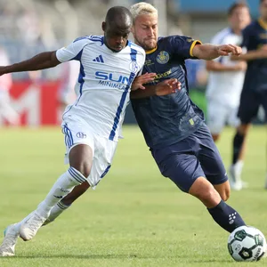 Christopher Antwi-Adjei (FC Schalke 04, l.) und David Grözinger (Lok Leipzig, r.) im Zweikampf um den Ball
