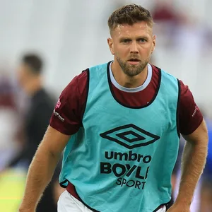 Niclas Füllkrug im Trikot seines aktuellen Vereins West Ham United, zusätzlich trägt er ein Leibchen zum aufwärmen über dem Trikot