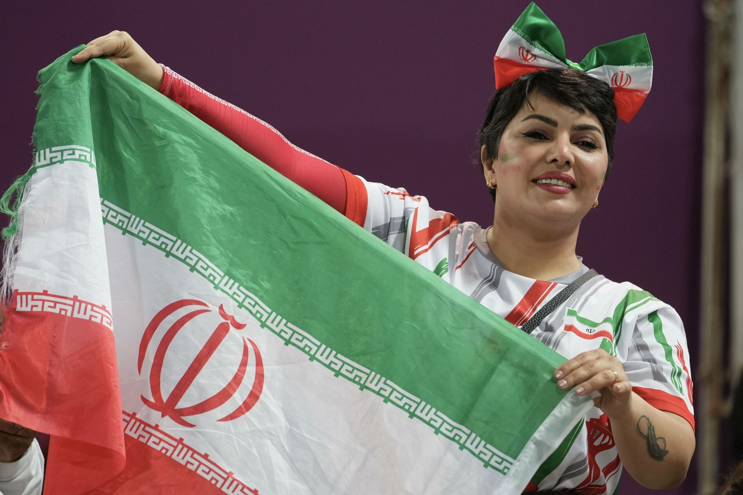 Eine iranische Frau unterstützt die Nationalmannschaft