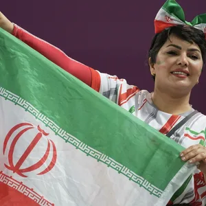 Eine iranische Frau unterstützt die Nationalmannschaft