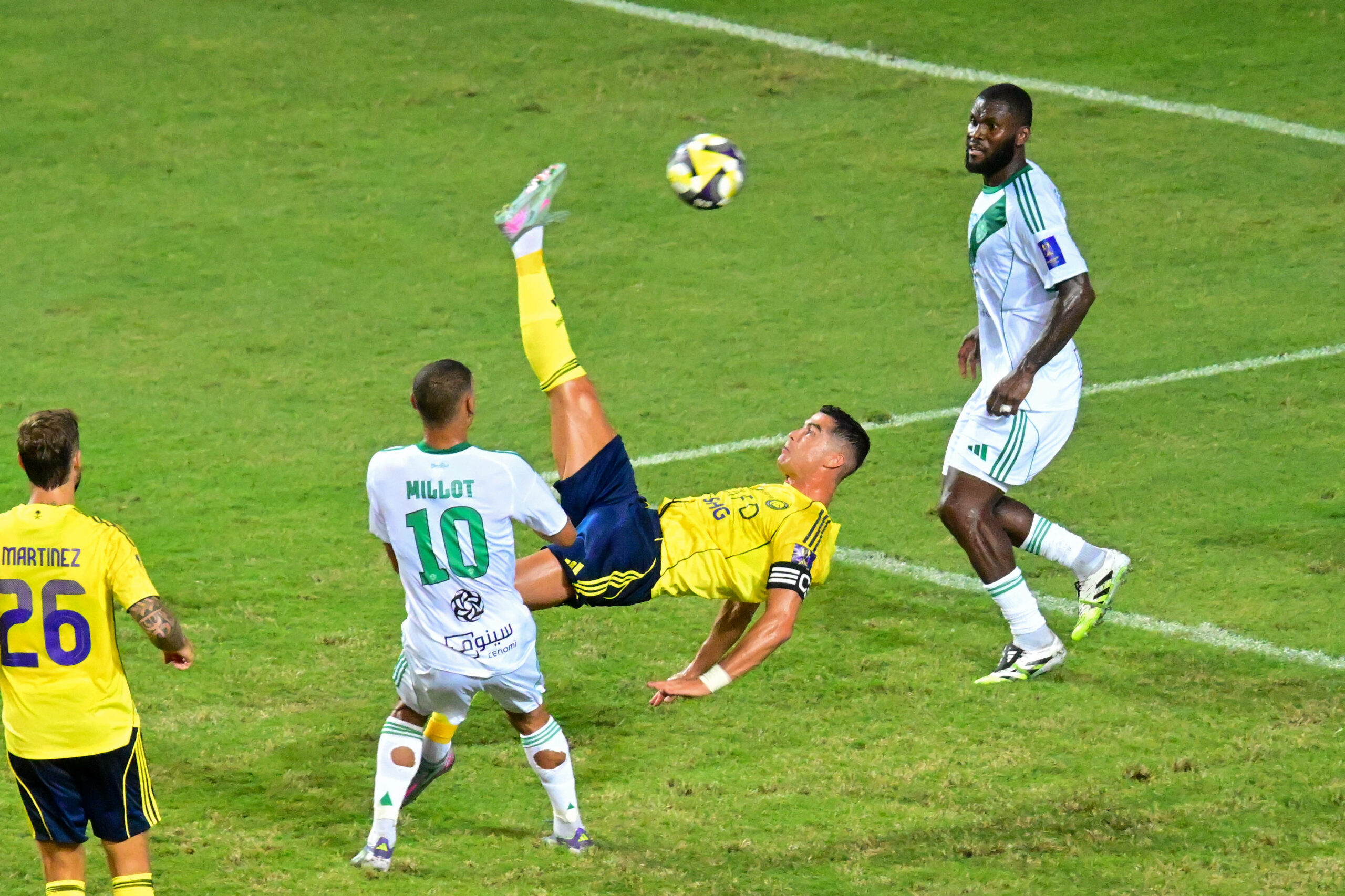 Inigo Martinez, Enzo Millot und Franck Kessie schauen Cristiano Ronaldo beim Fallrückzieher zu