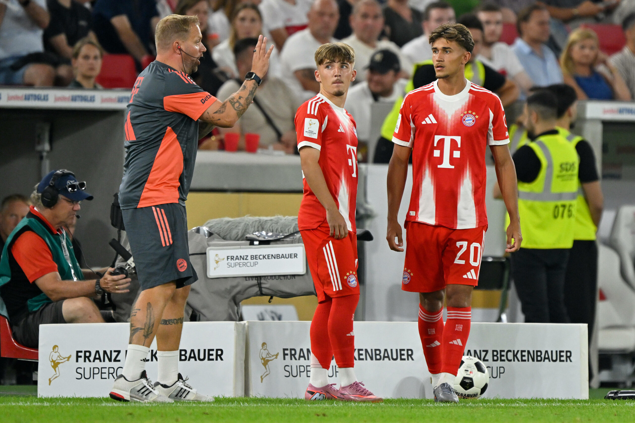 Die beiden Talente des FC Bayern München Lennart Karl (l.) und Tom Bischof (r.) warten auf ihre Einwechslung