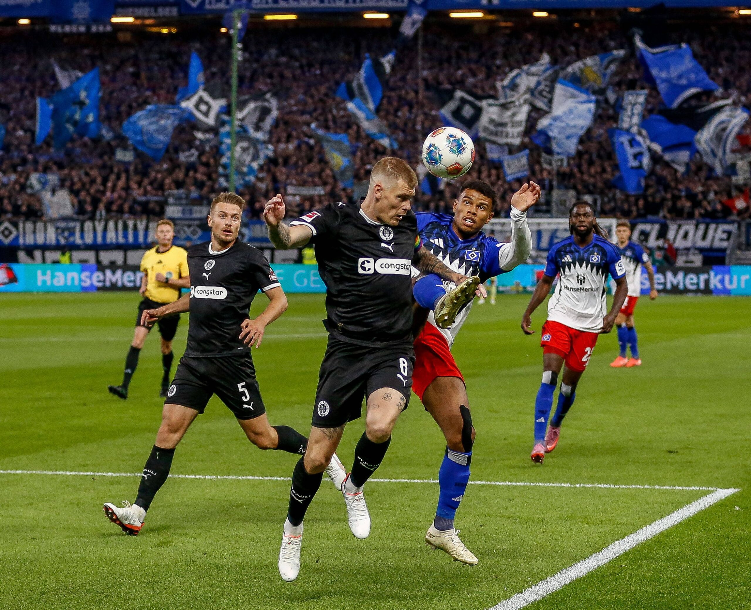 Eric Smith gegen Ransford Königsdörffer