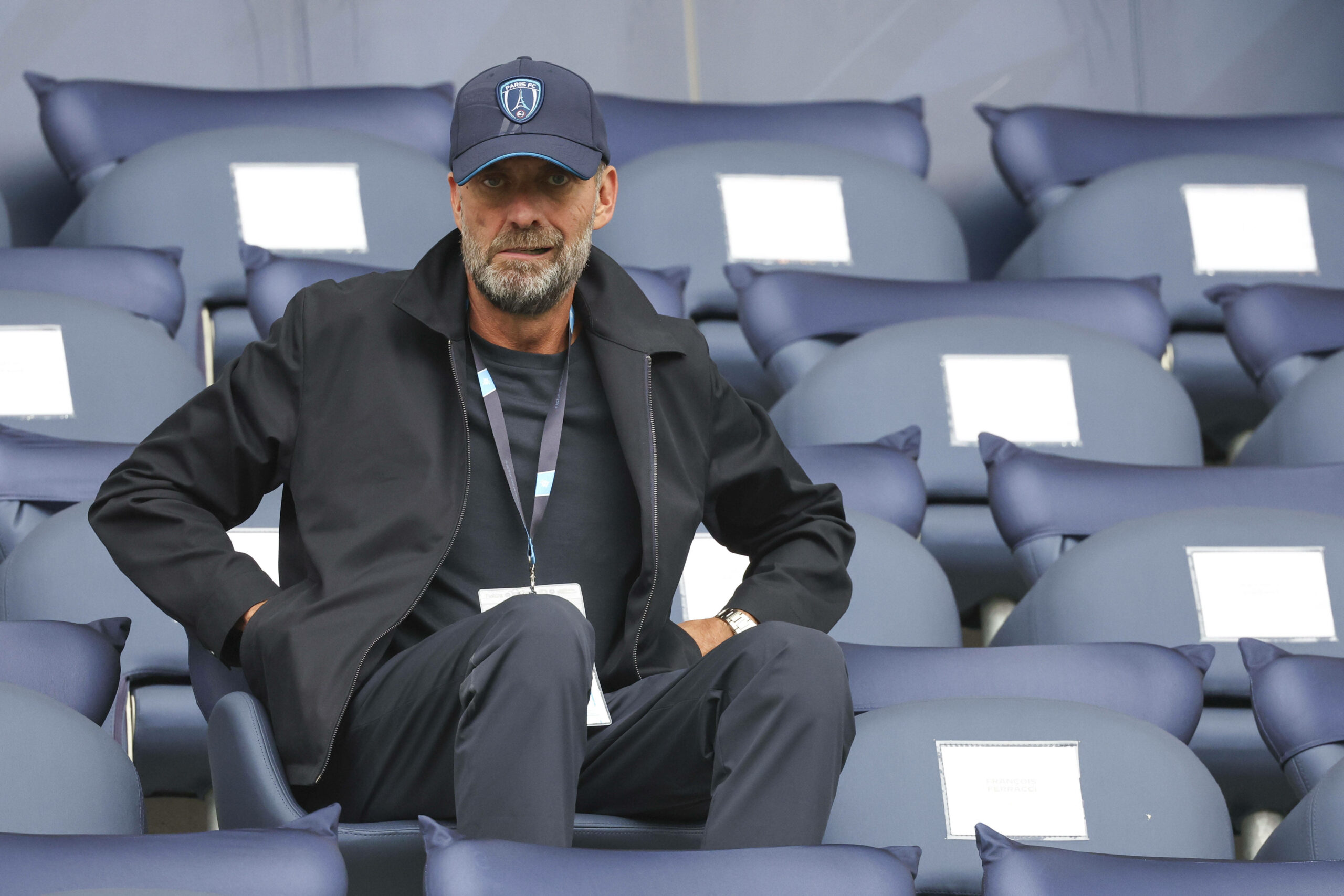 Jürgen Klopp alleine auf der Tribüne