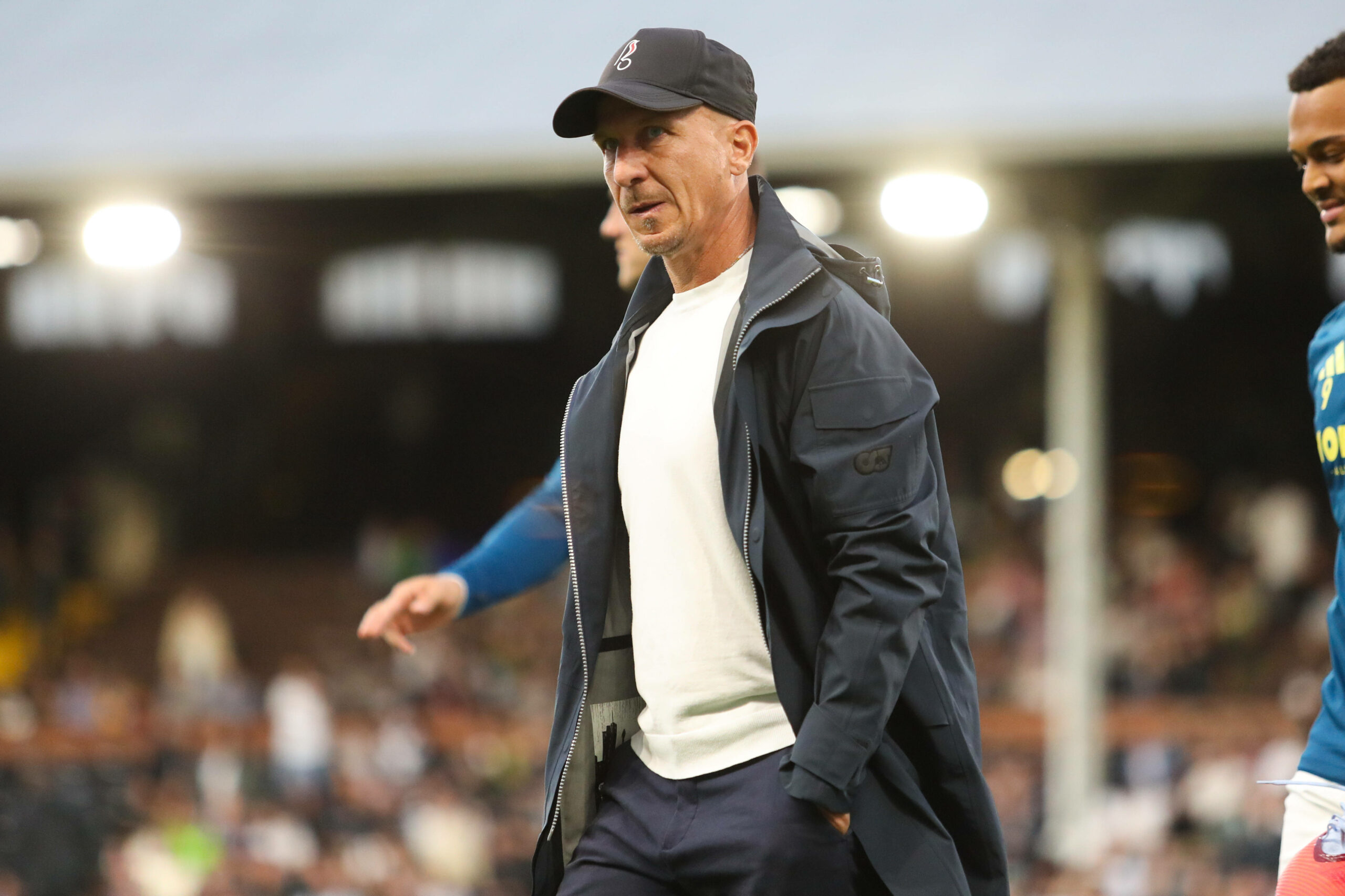 Gerhard Struber geht mit Händen in den Hosentaschen über den Platz