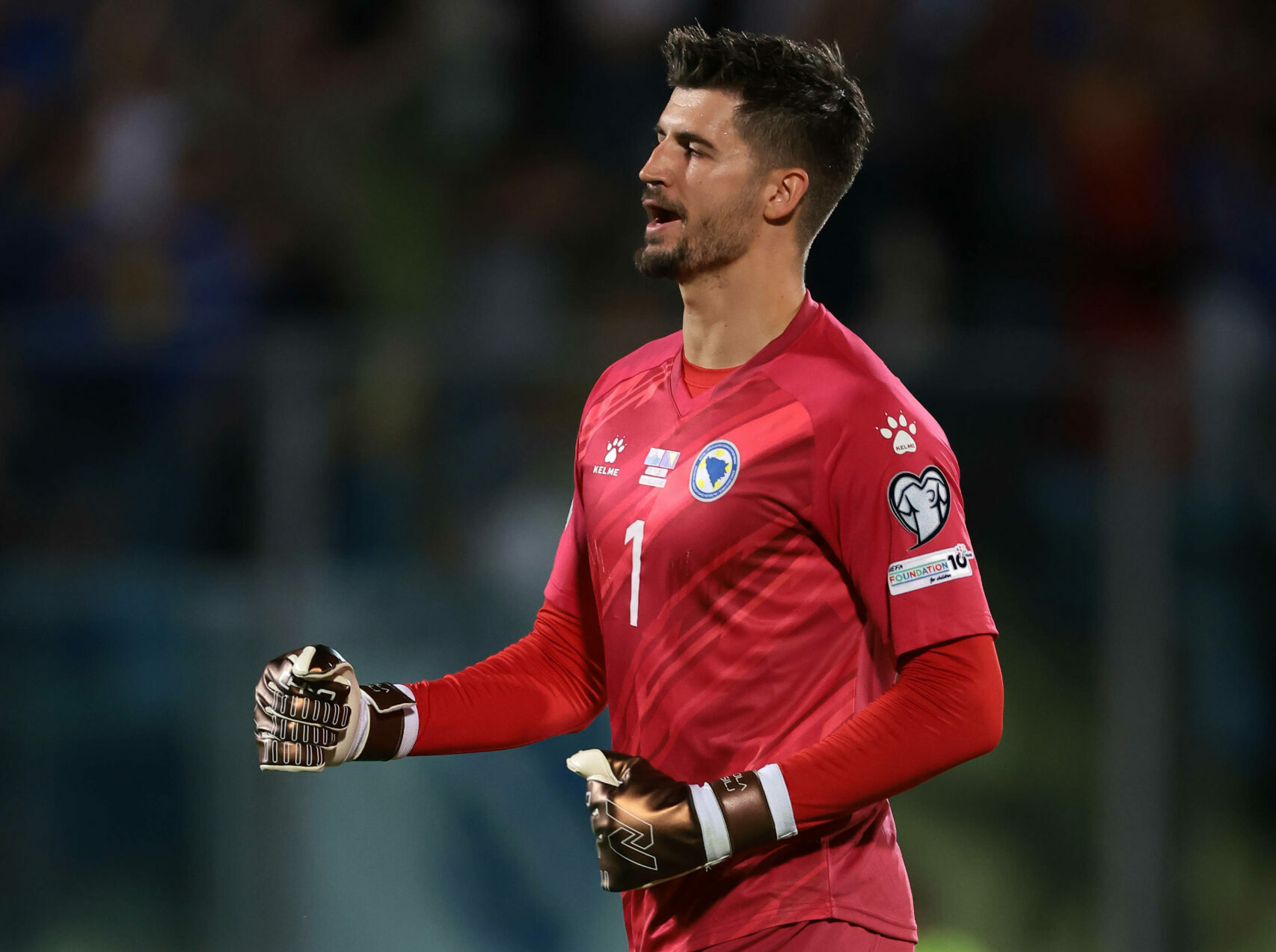 Nikola Vasilj ballt die Fäuste