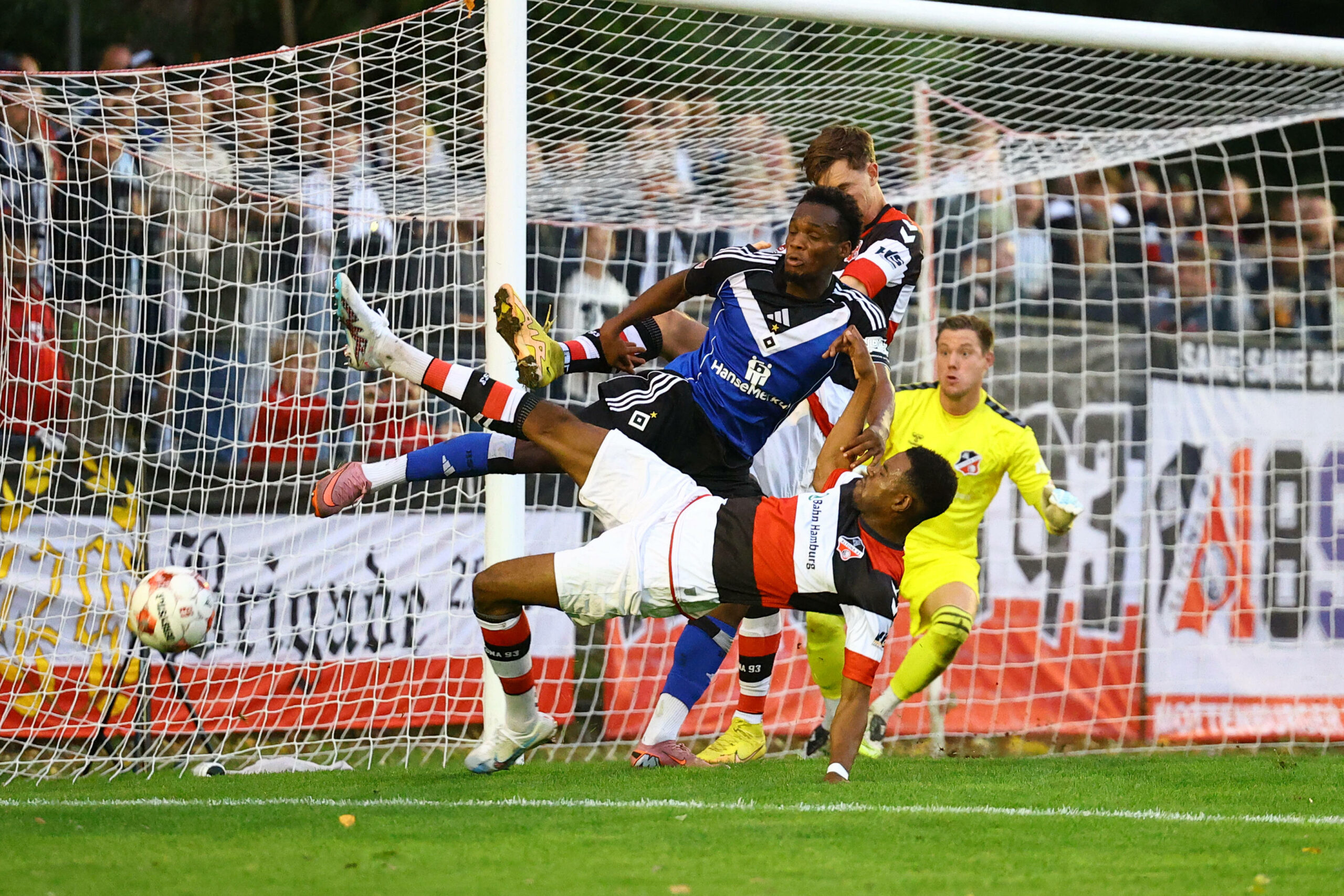 Maurice Boakye im Kampf um den Ball mit mehreren Altona-Spielern