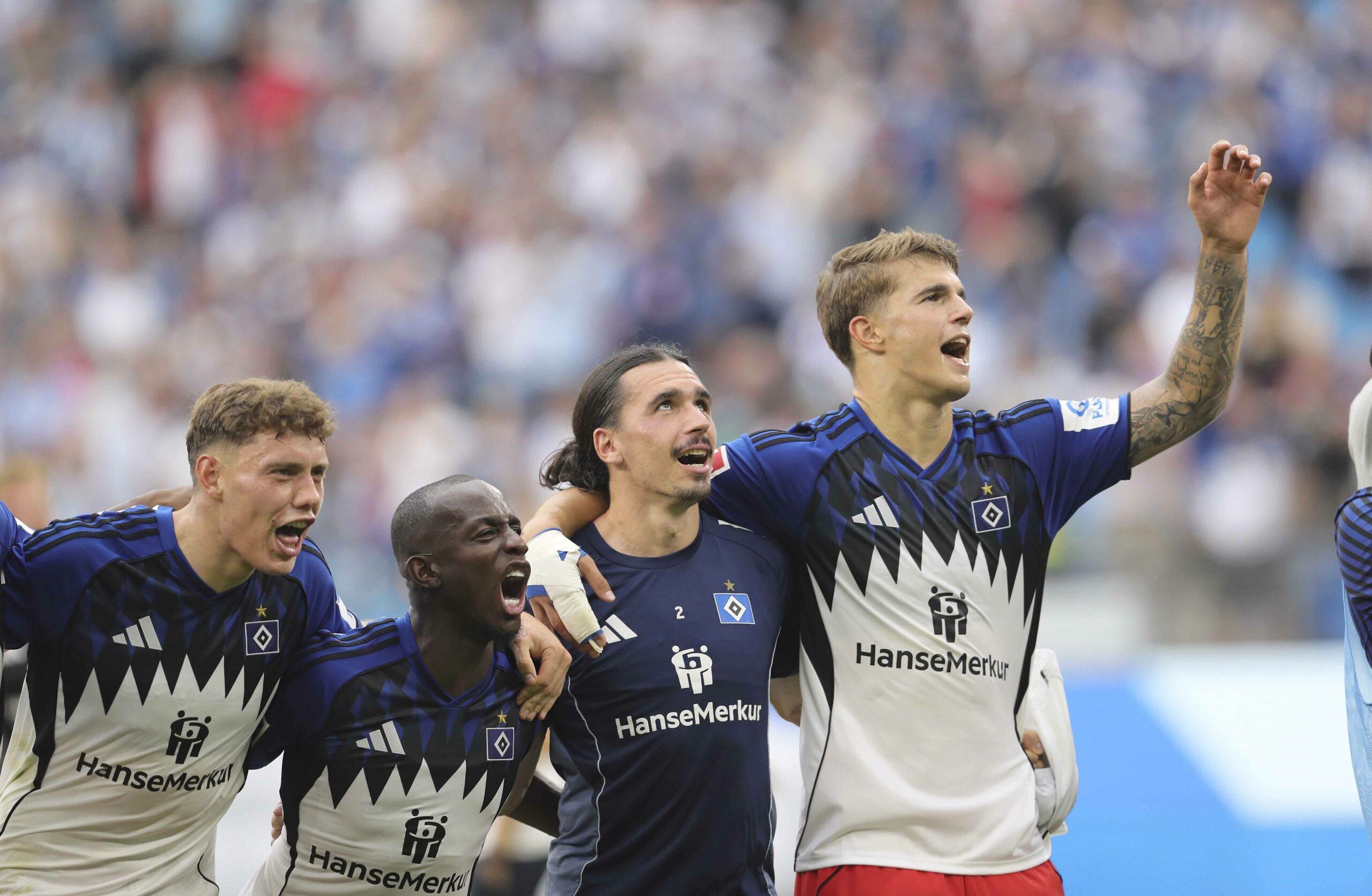 Nicolai Remberg, Jean-Luc Dompé, Rayan Philippe und Luka Vuskovic jubeln gemeinsam.