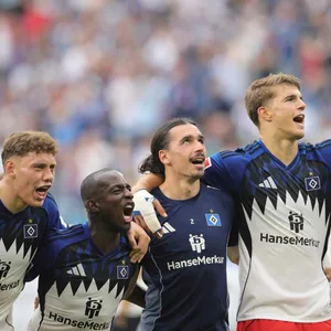 Nicolai Remberg, Jean-Luc Dompé, Rayan Philippe und Luka Vuskovic jubeln gemeinsam.