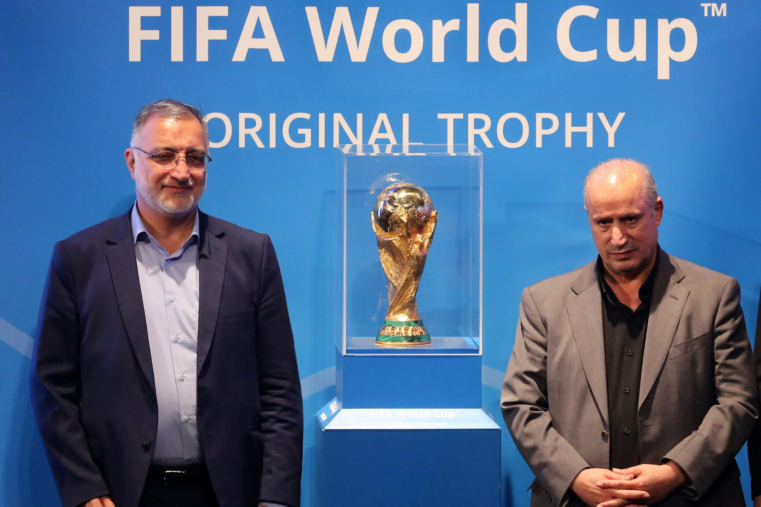 Mehdi Taj Präsident des iranischen Fußballverbands steht neben dem WM-Pokal