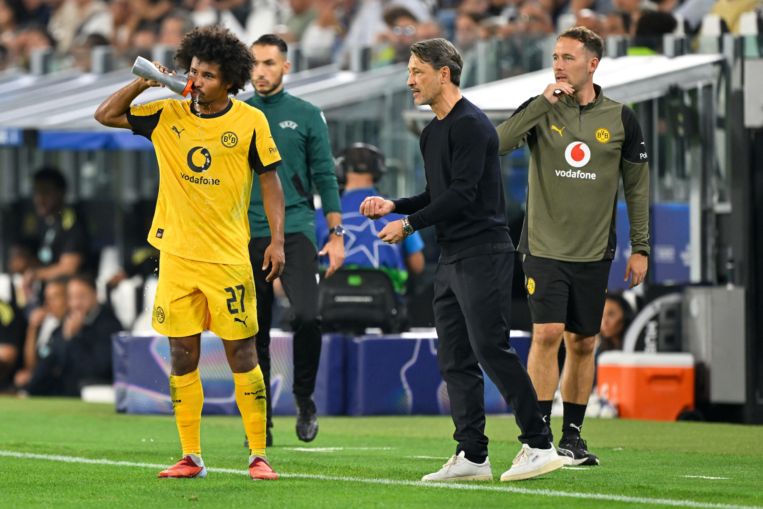 Karim Adeyemi (l.) kriegt, beim Auswärtsspiel bei Juventus Turin, Anweisungen von seinem Trainer Niko Kovac (r.)