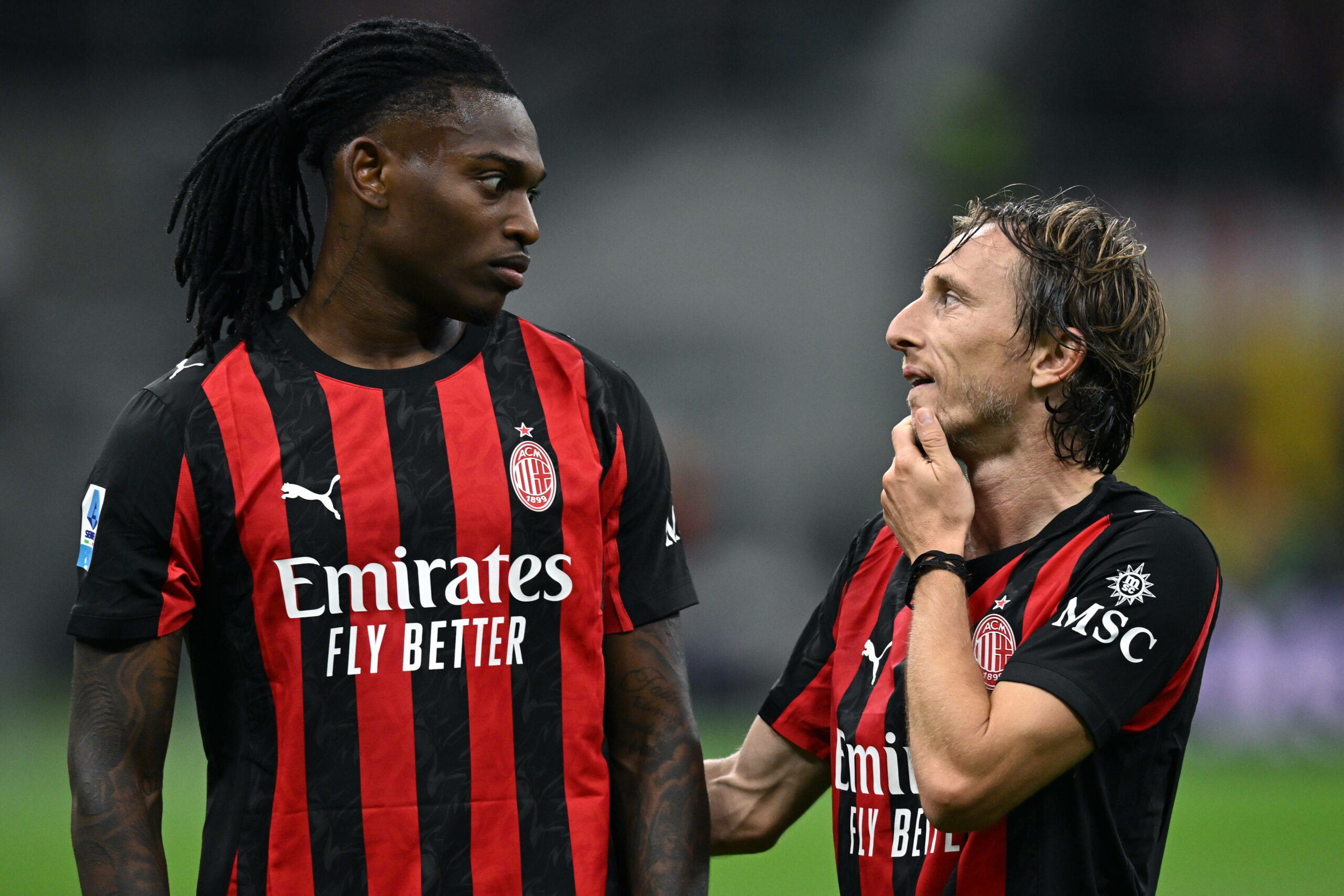 Luka Modrid unterhält sich mit Rafael Leao.