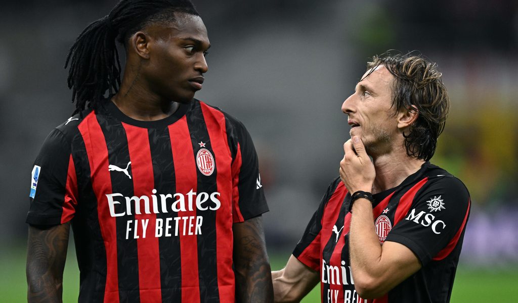 Fu-ball-Weltstar-fliegt-zum-Nationalteam-mit-Billig-Airline-die-reagiert-sofort