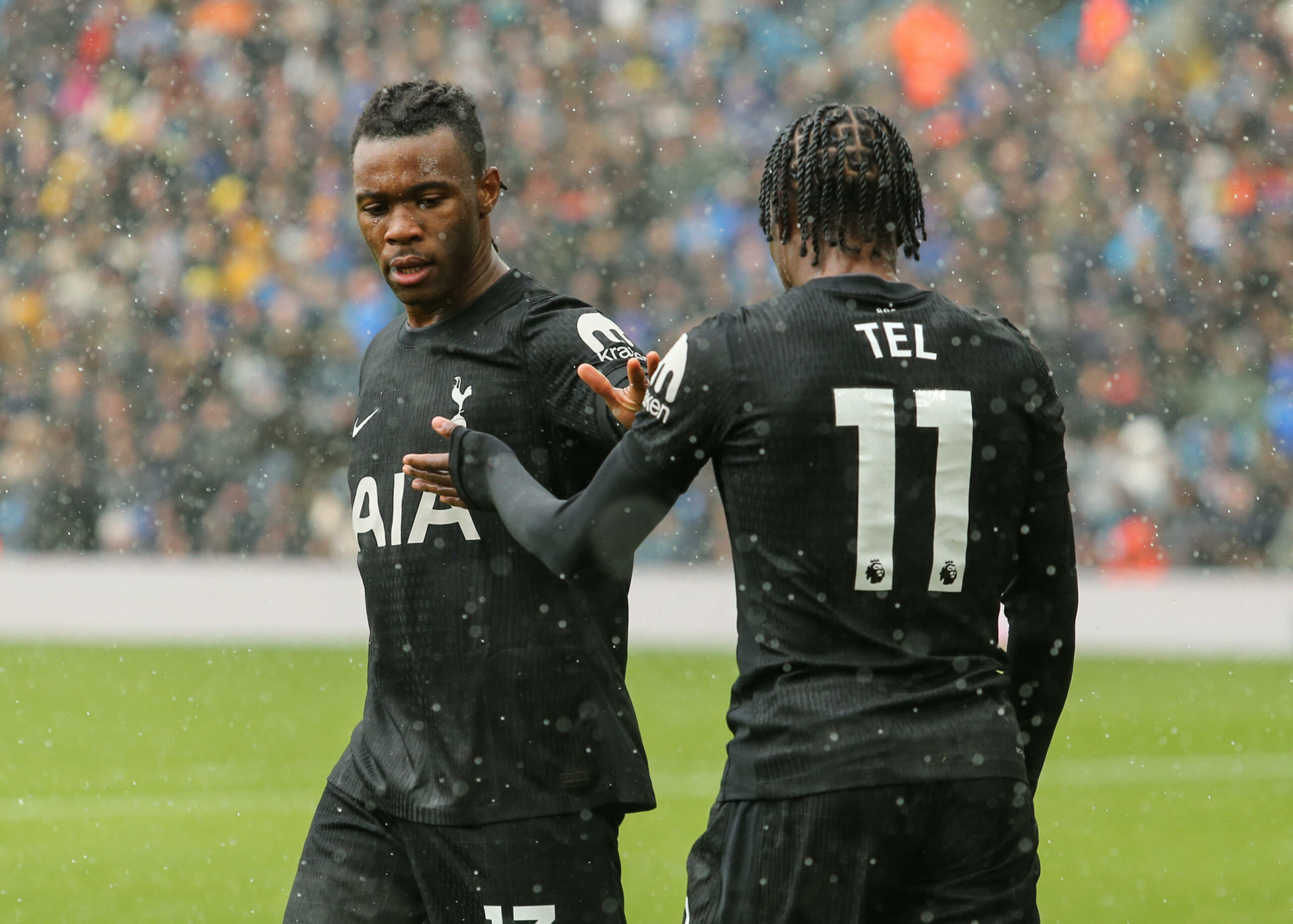 Destiny Udogie klatscht mit Mathys Tel ab.