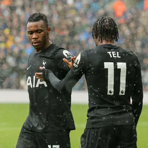 Destiny Udogie klatscht mit Mathys Tel ab.