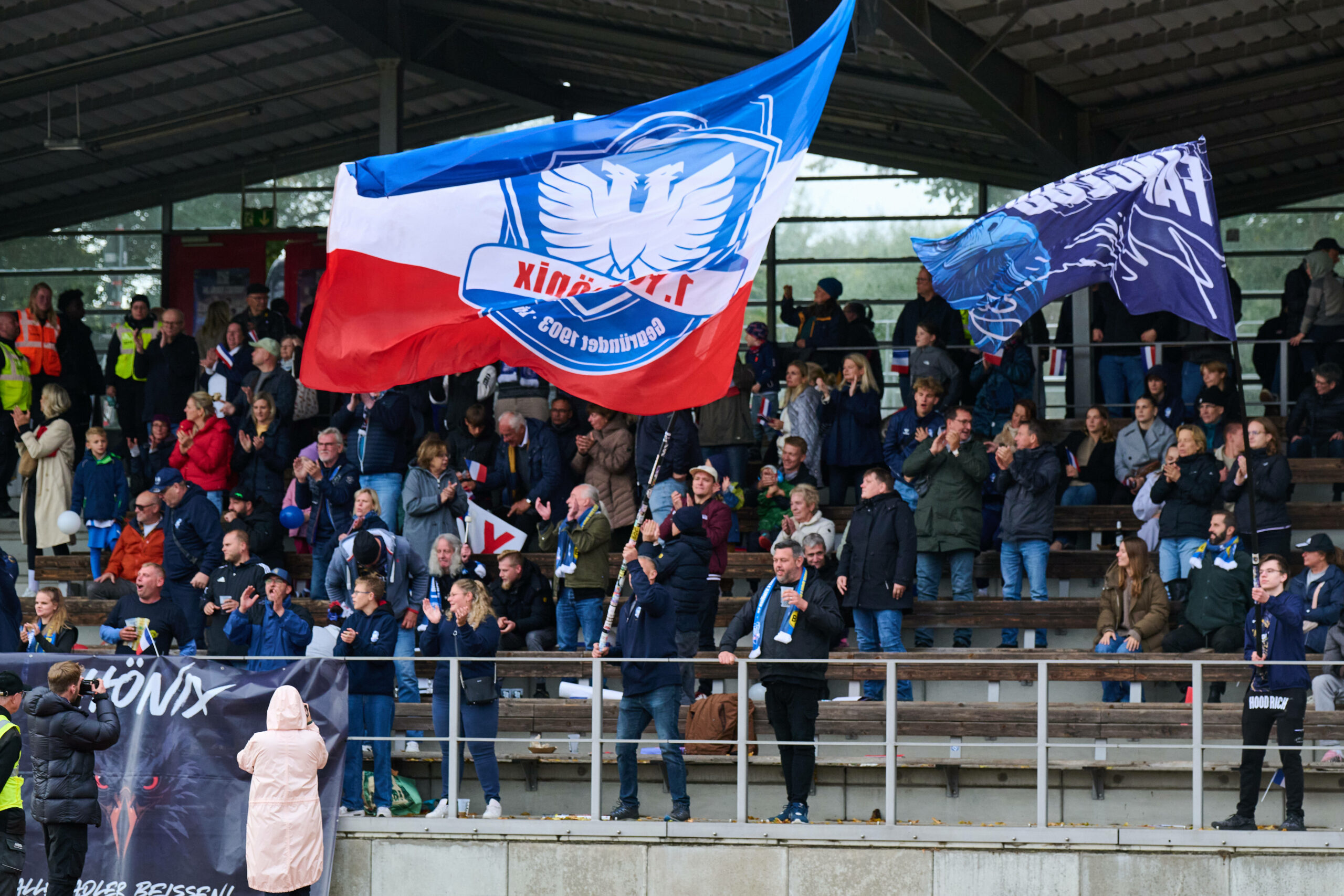 Fans von Phönix Lübeck feuern ihr Team an