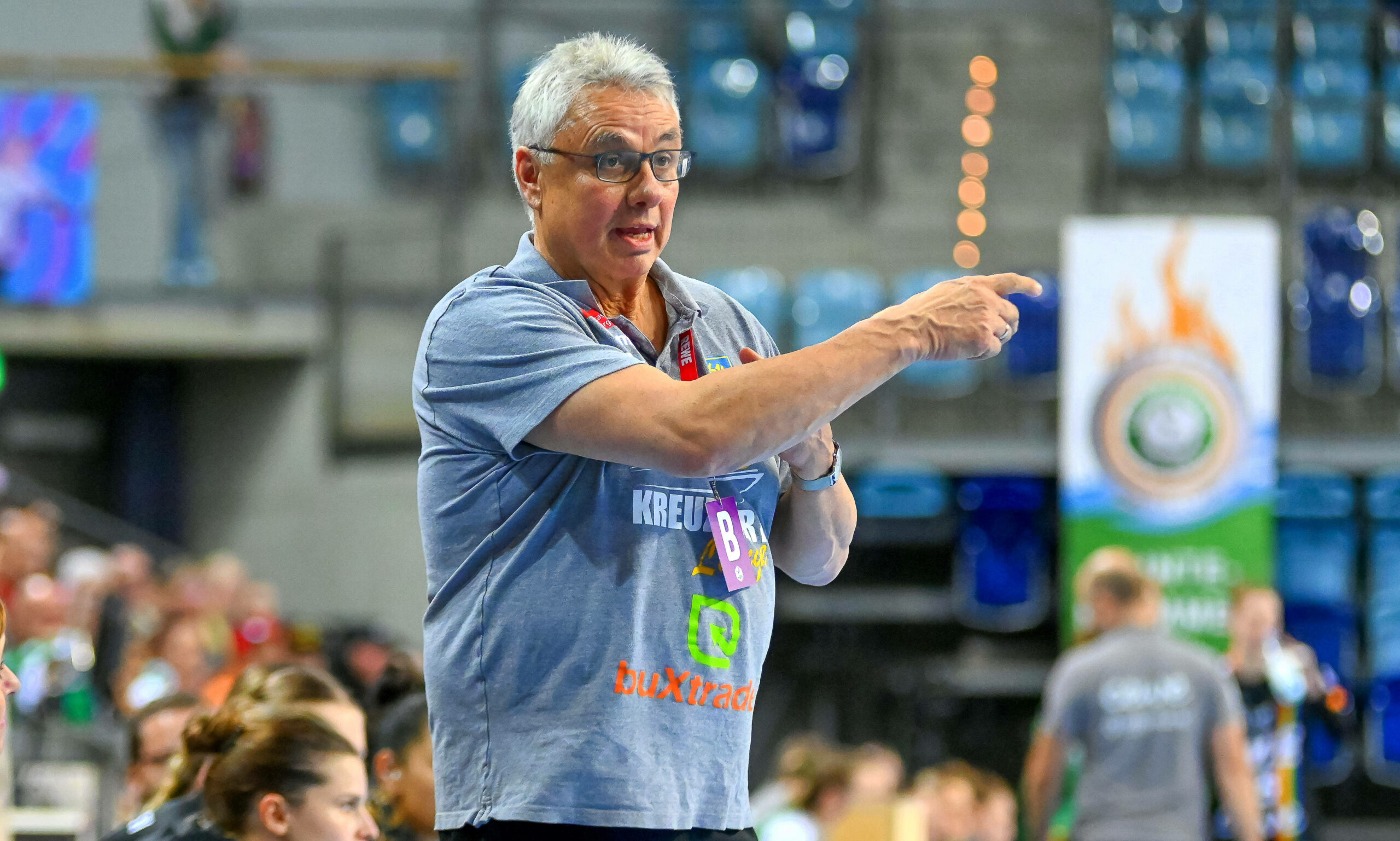 Dirk Leun gibt als Trainer des Buxtehuder SV Anweisungen an seine Spielerinnen