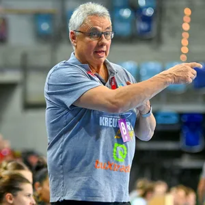 Dirk Leun gibt als Trainer des Buxtehuder SV Anweisungen an seine Spielerinnen