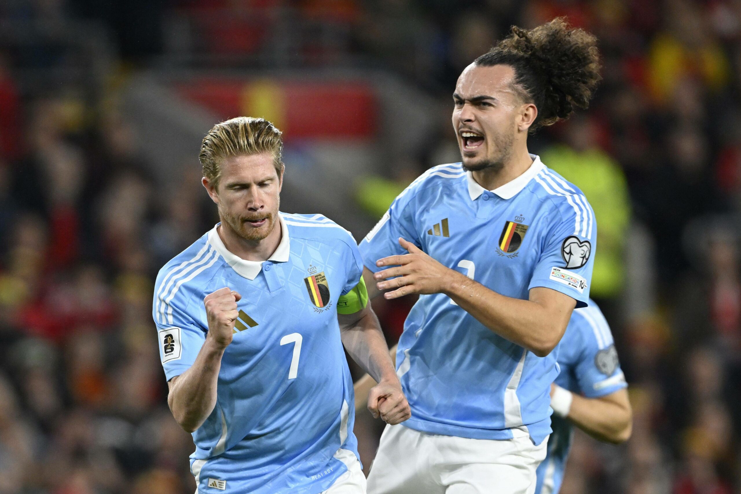 Kevin De Bruyne (SSC Neapel, l.) und Arthur Theate (Eintracht Frankfurt, r.) jubeln gemeinsam über einen Treffer der belgischen Nationalmannschaft