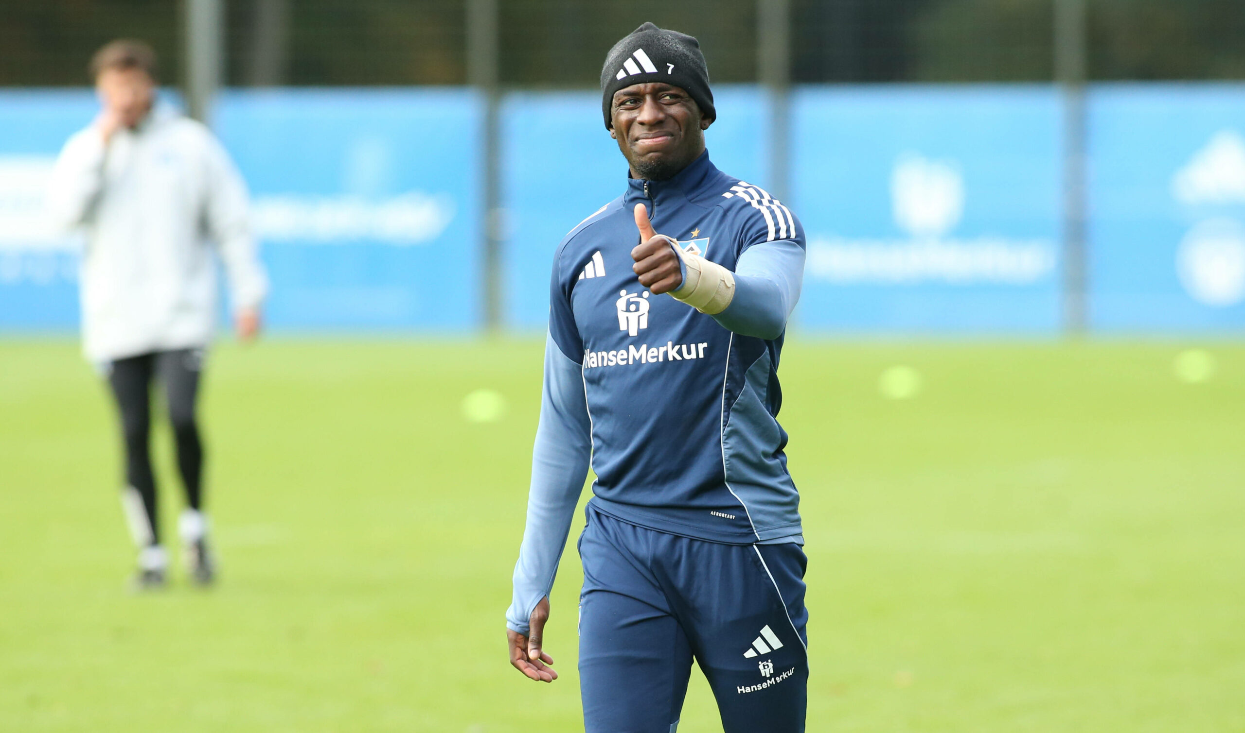 Jean-Luc Dompé lächelt und zeigt seinen Daumen nach oben.