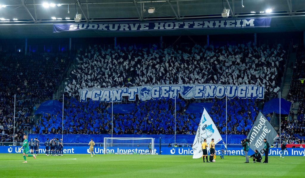 -Enkeltrickbetr-ger-Fans-verteilen-vor-Bundesliga-Spiel-Steckbriefe